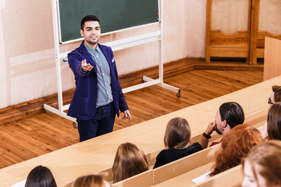 Dozent im Hörsaal