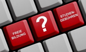 Drei rot hervorgehobene Tasten auf einer Tastatur: Freie Bildung, Fragezeichen, Studiengebühren