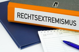 Kalender, Kugelschreiber und Ordner mit Aufschrift „Rechtsextremismus“