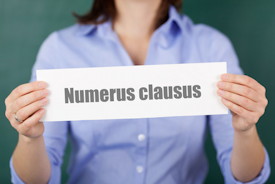 Studentin die ein Schild mit der Aufschrift