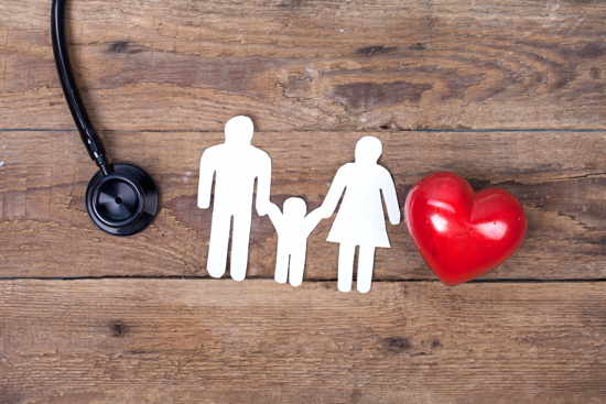Scherenschnitt Familie (Paar mit Kind) neben Herz und Stethoskop