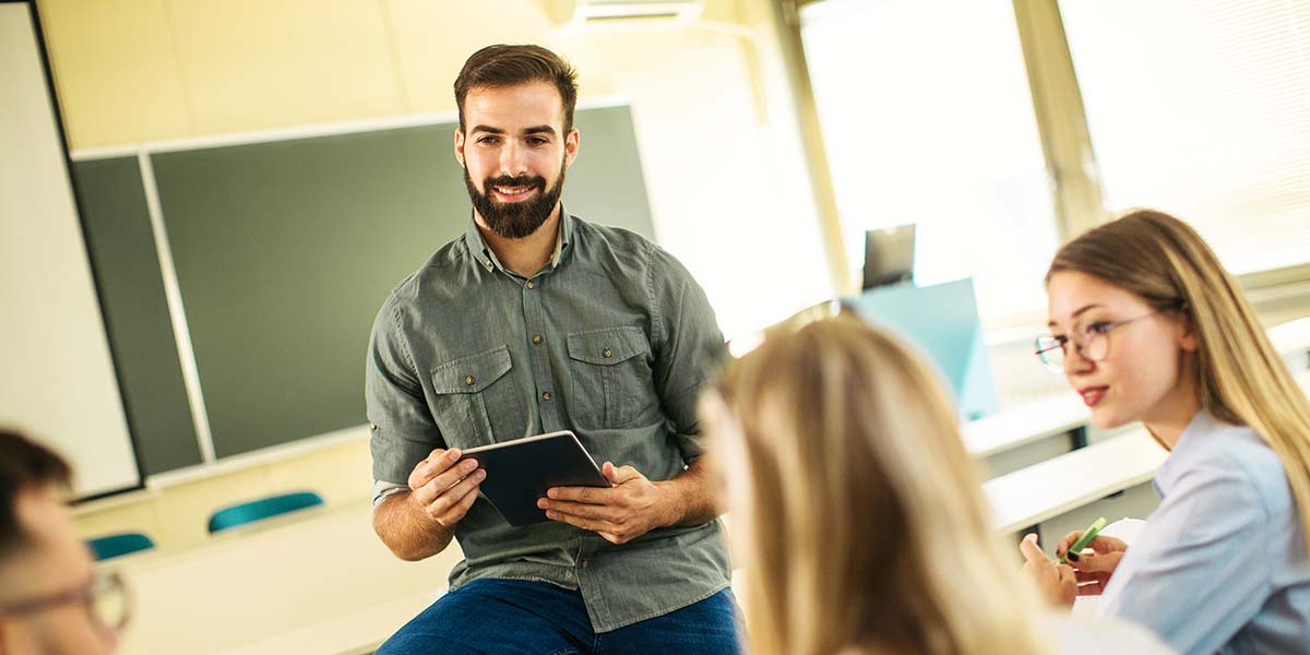 Ein Lehrer unterrichtet Schüler am Berufskolleg.