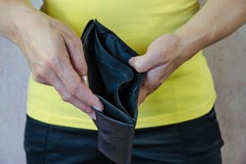 Eine leere Brieftasche in den Händen