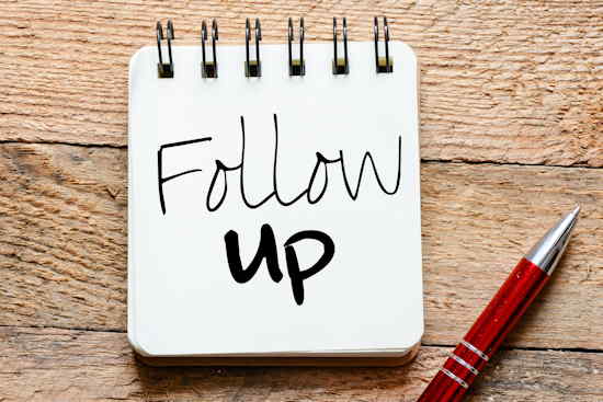 Spiral-Notizblock mit Notiz „Follow up“