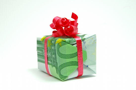 20 Euro-Scheine zu quadratischem Geschenk mit Schleife verarbeitet