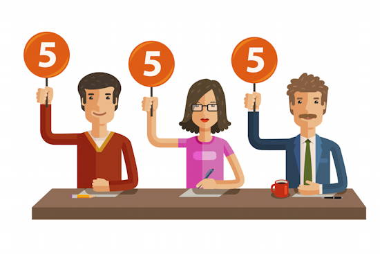 Jury aus drei Personen, halten alle Schilder mit „5“ hoch (Zeichnung)