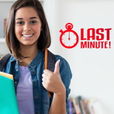 Studentin mit Daumen hoch und „Last Minute“-Schriftzug im Hintergrund
