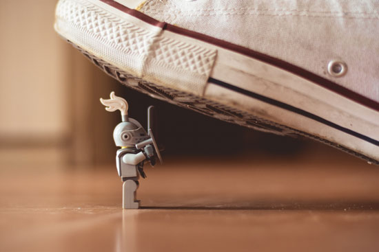 Lego-Ritter unter Schuh – und wird gleich zerquetscht.