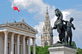 Wien: Österreichisches Parlament und Rathausturm vor blauen Himmel