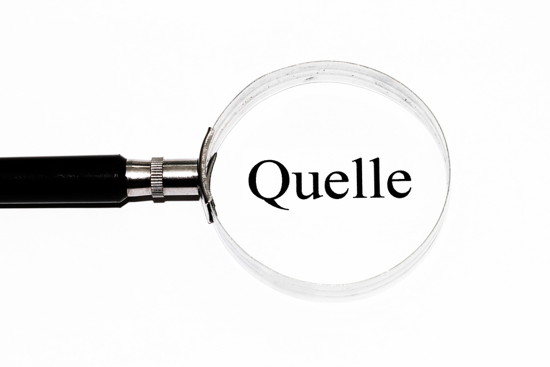 Lupe über dem Wort „Quelle“
