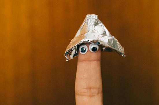 Ein Finger mit Augen hat einen Aluhut auf – und sieht dabei sehr niedlich aus.