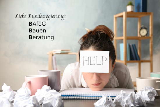 Studentin hat Papier mit „HELP“-Aufschrift vor dem Kopf, Kinn auf Notizblock gelehnt, Tassen und zerknülltes Papier neben sich. Im Hintergrund steht „Liebe Bundesregierung: BAföG, Bauen, Beratung“
