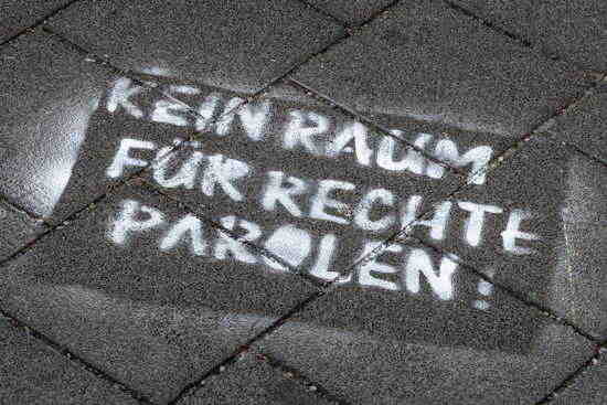„Kein Raum für rechte Parolen“ auf Boden gesprayt