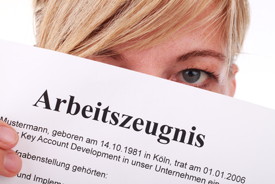 Frau hält Blatt mit Arbeitszeugnis hoch