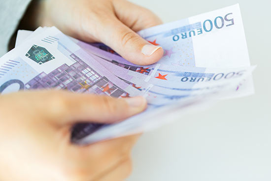 Eine Person hält Geld in der Hand