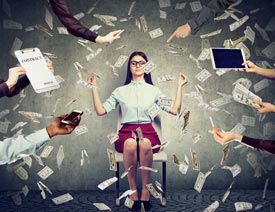 Frau sitzt auf einem Stuhl, es regnet Dollar-Scheine und es werden alle möglichen Produkte hingehalten.