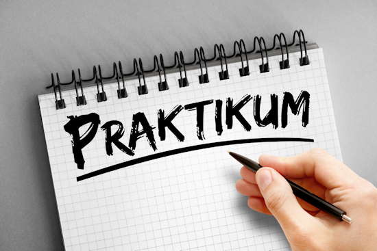 Notizblock, auf dem „Praktikum“ steht