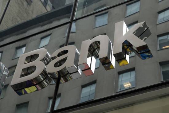 Glasfront mit glänzenden Buchstaben „Bank“