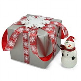 Bunt verpackte Geschenke mit Weihnachtlichen Details verziert.