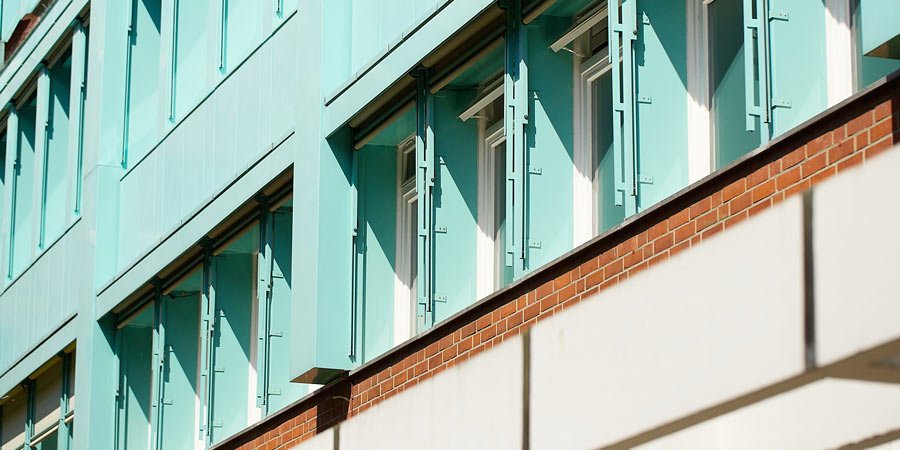 Fenster des Hochschul-Gebäudes