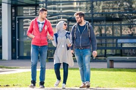 Studierende auf dem Campus der Hochschule Hannover