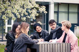 Studierende auf dem Campus der Hochschule Hannover