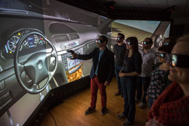 Simulation Autofahrt vor Publikum mit Simulationsbrillen