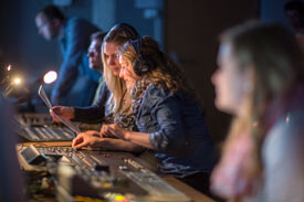 Studierende am Mischpult im Tonstudio