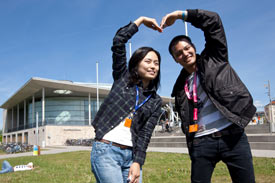 Zwei Studierende bilden mit ihren Händen ein Herz vor der TU Ilmenau