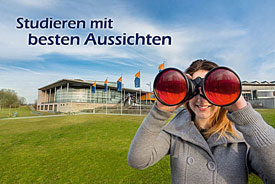 Studentin mit Fernglas vor der TU Ilmenau