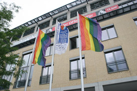 Regenbogenflagge vor der ASH Berlin