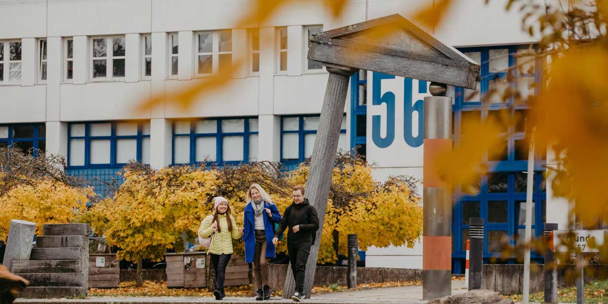 Studierende vor HS-Gebäude