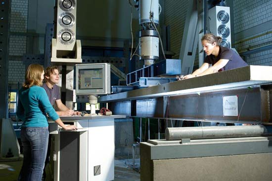 Studierende arbeiten an einer Maschine