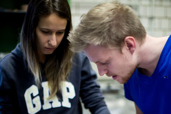 Studierende messen ein Metallteil