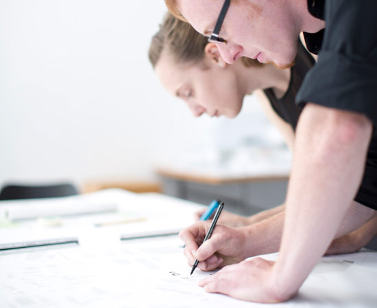 2 Studierende machen einen Entwurf