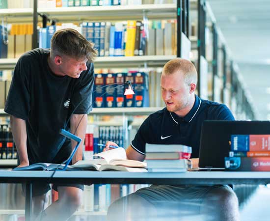 Studierende arbeiten in der Bibliothek