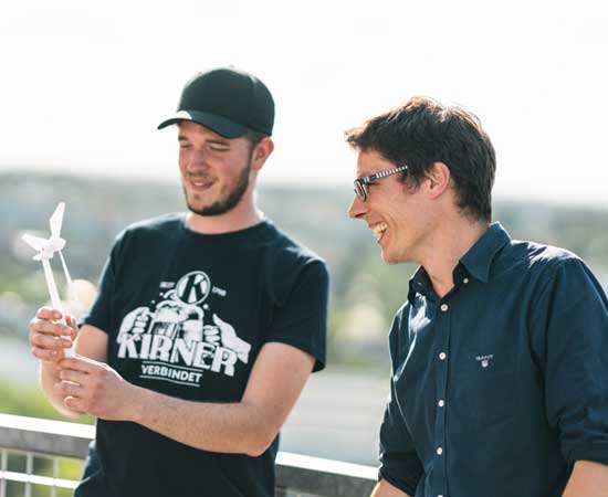 Studierende betrachten Windrad-Modell