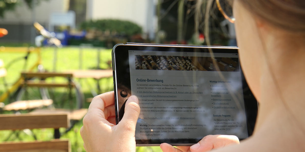 Studentin bei der Online-Bewerbung auf dem Tablet