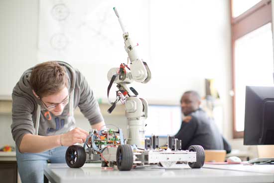Student arbeitet an elektronischem Gerät