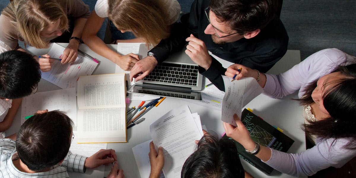 Studierende lernen in der Gruppe