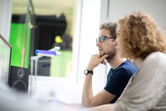 Studierende beim Kameraschnitt