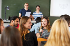 Studierende im Seminarraum