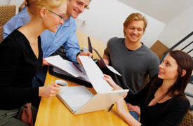Studierende bei Gruppenarbeit