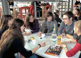 Studierende in Cafeteria