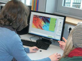 Pinnwand mit verschiedenen angeheftete Dokumenten, in der Mitte das Wort