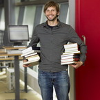 Studierende vor der Bibliothek