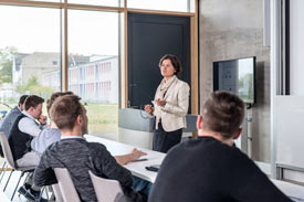 Studierende in einem Seminar mit Dozentin