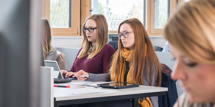 Studentinnen am PC