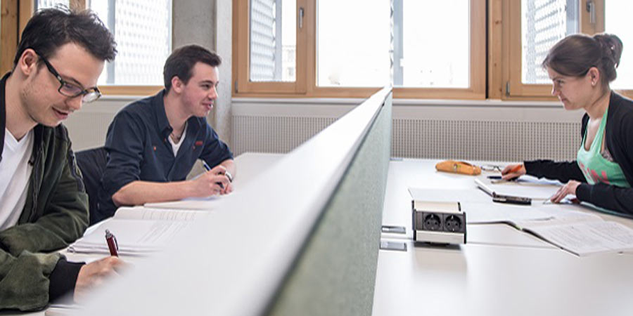 Studierende schreiben im Seminar mit
