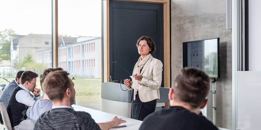 Studierende in einem Seminar mit Dozentin